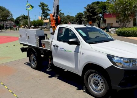 Nova caminhonete reforça serviços de manutenção da iluminação pública em Caarapó