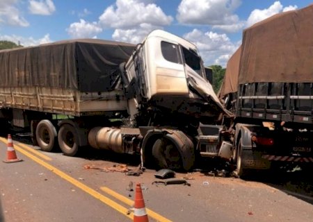 Carretas colidem de frente na BR-376, entre Ivinhema e Deodápolis