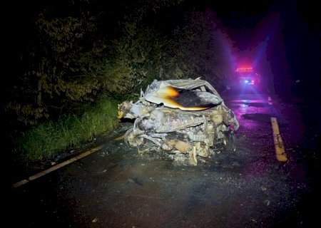 Toro pega fogo na MS-145, entre Deodápolis e Ipezal, e fica destruído
