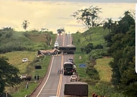 URGENTE: Carreta tomba e interdita trecho da rodovia MS-156, entre Amambai e Caarapó (VÍDEO)