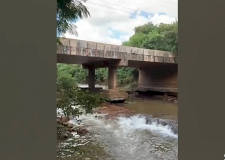 Condutores relatam que ponte sobre o Rio Anhanduí está \'tremendo\' mais
