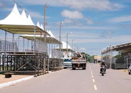 Desfile das escolas de samba espera levar 20 mil pessoas à Praça do Papa, em Campo Grande
