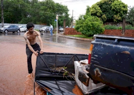 Chuva de 30 minutos transforma ruas em rio de lama do Semin&aacute;rio ao Canguru na Capital