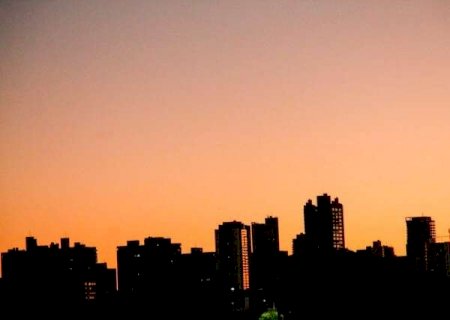 Calor intenso, mas com chance de chuva isolada, marca in&iacute;cio da semana