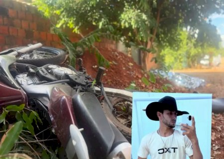 Jovem morre ao perder controle de moto e colidir contra árvore em Jardim>