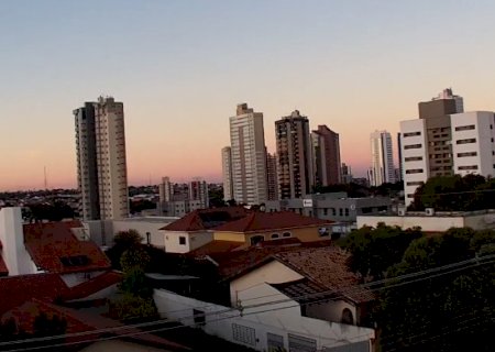 Dia começa fresco e com céu claro, mas MS tem risco de chuva e ventos fortes