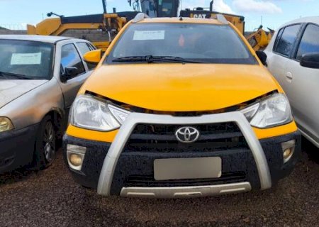 Etios com lance a R$ 11 mil &eacute; destaque em leil&atilde;o do Detran com 182 ve&iacute;culos