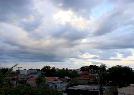 Quarta-feira tem previs&atilde;o de chuvas intensas e alerta vermelho de calor