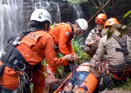 Salto em cachoeira dá errado e jovem é resgatado por tirolesa no Inferninho>