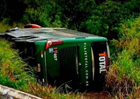 Colisão frontal entre carro e ônibus mata 2 e deixa 12 feridos em MS>