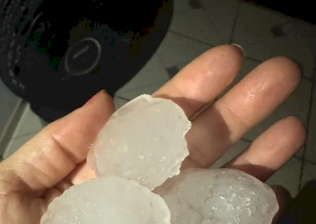 Chuva de granizo provoca estragos em casas e assusta moradores em Deodápolis>
