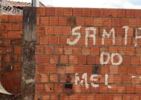 Santa do Mel desaparece e muro esconde casa que j&aacute; recebeu romarias na Capital