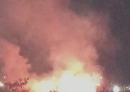 Queda de raio causa incêndio em área de vegetação em Dourados