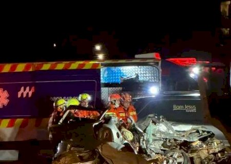 Colis&atilde;o com caminh&atilde;o mata duas pessoas na BR-163 entre Caarapó e Juti>