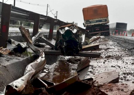 Motorista bate em guard-rail e abandona carreta na rodovia BR-163>