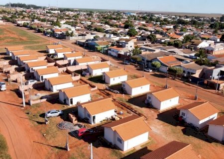 Na região norte de MS, governador celebra aniversário de Sonora e autoriza obras de habitação e asfalto>