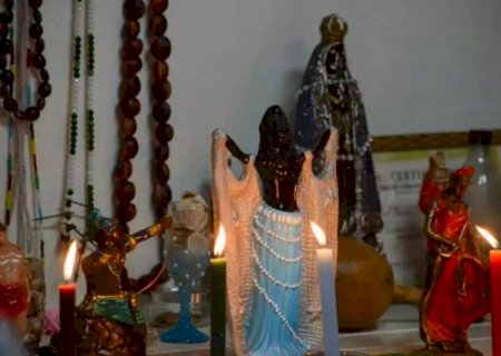 Vela acesa e pensamento firme viram amuletos espirituais pelo hexa>