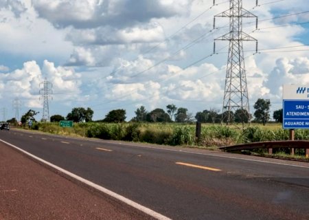 Caminhão carregado com tijolos cai em ribanceira e mata motorista na BR-163>