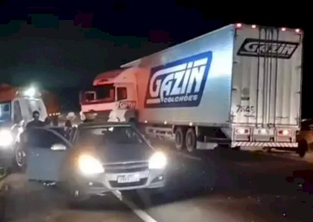 Colisão entre ambulância, carreta e carro deixa 12 feridos na BR-163>