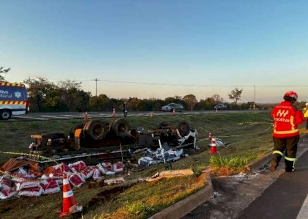 Idoso morre ap&oacute;s caminh&atilde;o com sal mineral capotar na BR-163