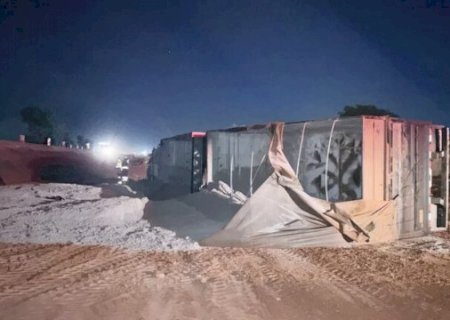 Carreta carregada com calc&aacute;rio tomba em trecho em obras da BR-163