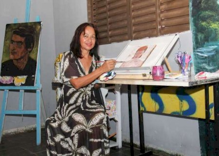 Entre uma faxina e outra, Gilsa aprendeu a pintar e virou uma artista