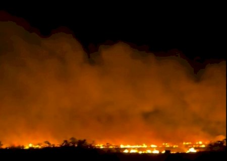 Inc&ecirc;ndio de grandes propor&ccedil;&otilde;es atinge &aacute;rea rural na entrada de Bela Vista