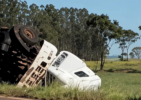Carreta tomba em curva e motorista morre na MS-164, no distrito de Nova Itamarati