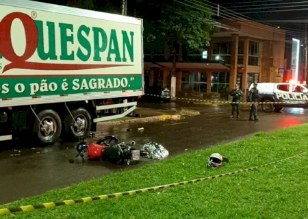 Jovem morre após colidir na traseira de caminhão estacionado em Dourados (vídeo)>
