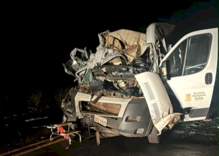 Acidente entre carreta, camionete e ambulância deixa ao menos 2 mortos