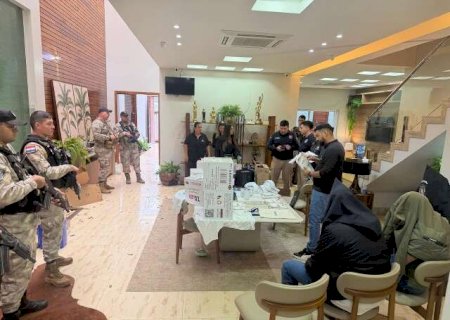 Polícia fecha laboratório clandestino de emagrecedores e prende 2 brasileiros>