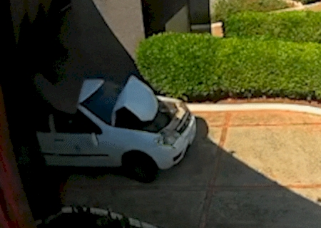 Homem destr&oacute;i port&atilde;o de motel com carro ao se recusar a pagar d&iacute;vida