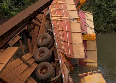 Carreta cai em rio após ponte de madeira ceder e ficar destruída em Sidrolândia
