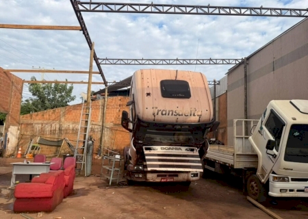 Vendaval que arrancou telhas causou prejuízo de R$ 50 mil em oficina elétrica em Campo Grande
