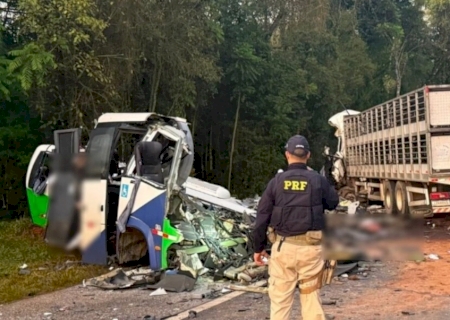 Grave acidente com ônibus que transportava pacientes e carreta deixa ao menos 23 mortos no Paraná