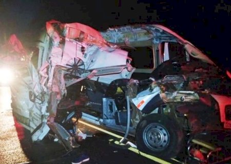 Acidente entre ambulância, caminhão e picape deixou 4 mortos e 8 feridos