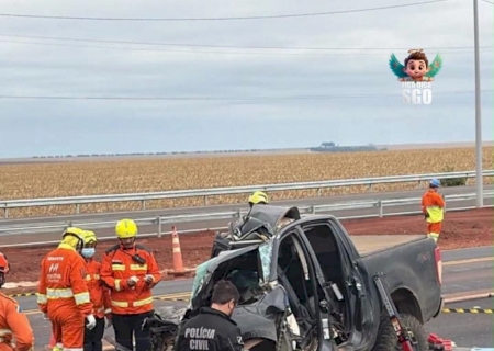 Batida entre carreta e Ranger mata 3 pessoas na BR-163>