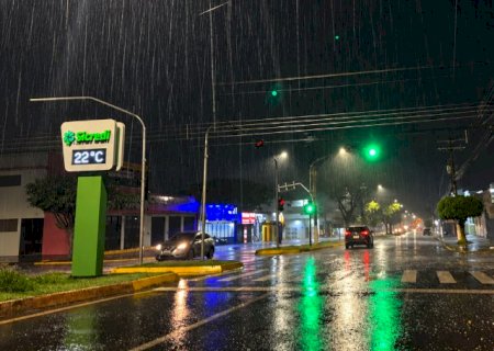 Sob alerta vermelho, chuva forte avan&ccedil;a por Dourados e Navira&iacute;