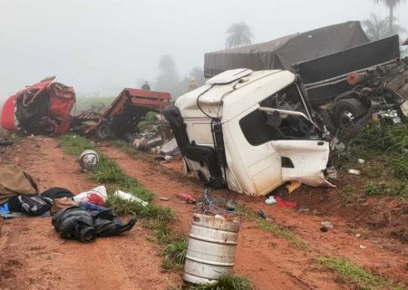 AGORA: Acidente entre carreta e caminhão deixa uma pessoa morta e outra ferida entre Itaporã e Maracaju na MS-157>