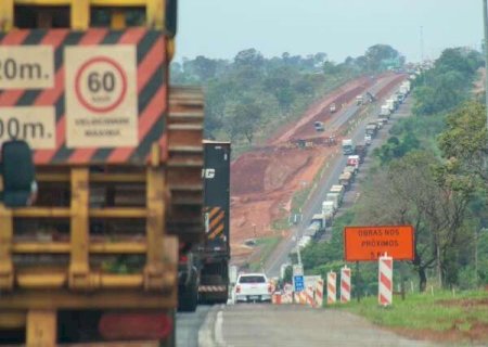 Pare-e-siga deixa tr&acirc;nsito travado por 4 km na BR-163, em Campo Grande>