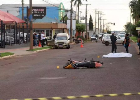 Motociclista bate em canteiro, "voa" e morre após atingir árvore em Campo Grande>