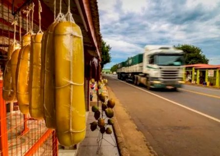 Prefeita Adriane Lopes sanciona lei que tomba barracas tradicionais da BR-163 em Anhandu&iacute;>