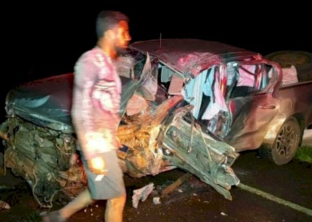Caminhonete fica destruída e carreta cai em córrego em acidente na BR-463>