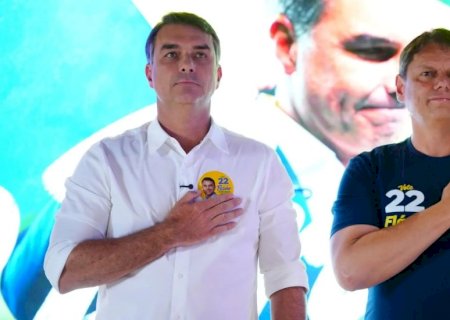 Tarcísio rebate carta de Flávio Bolsonaro e diz que aconselhou a não deixar o Brasil>
