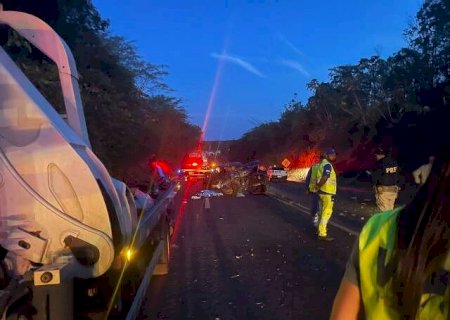 Acidente entre caminhonete e bitrem deixa 2 mortos na BR-158>