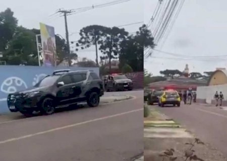 Homem armado com faca invade escola e faz 20 crianças reféns (vídeo)>