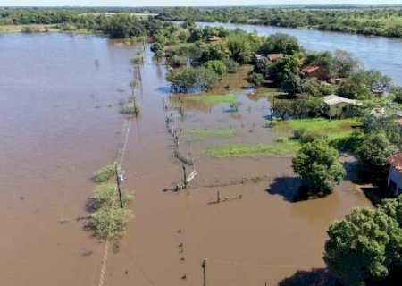 Rio Ivinhema sobe e alaga casas de ver&atilde;o na regi&atilde;o>