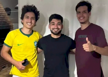 Barco vira e 3 amigos passam a noite pendurados em árvore no Rio Dourados: 'foi assustador'>