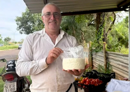 Cansado da CLT, Celso, que já morou em Glória de Dourados, trocou empresa por horta à beira da estrada>