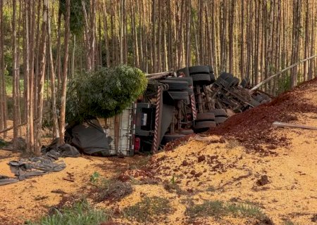 Motorista morre preso às ferragens após carreta com milho tombar em rodovia de MS>